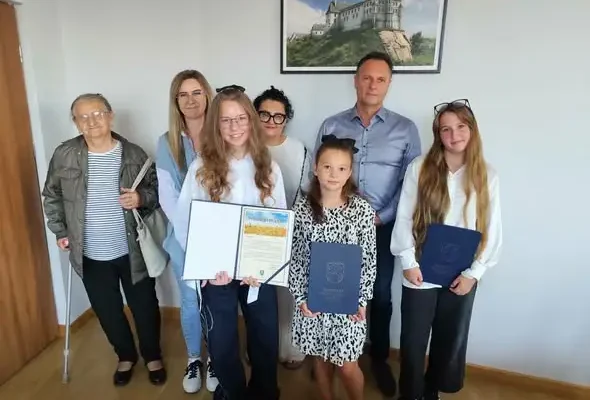 Młode talenty z Pińczowa uhonorowane przez burmistrza po występie na dożynkach