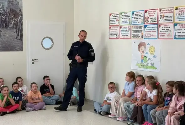 Bezpieczeństwo uczniów w praktyce – spotkanie z dzielnicowym w szkole