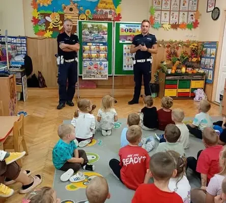 Policjanci z wizytą w Przedszkolu nr 1 w Pińczowie – dzieci uczyły się bezpieczeństwa na drodze