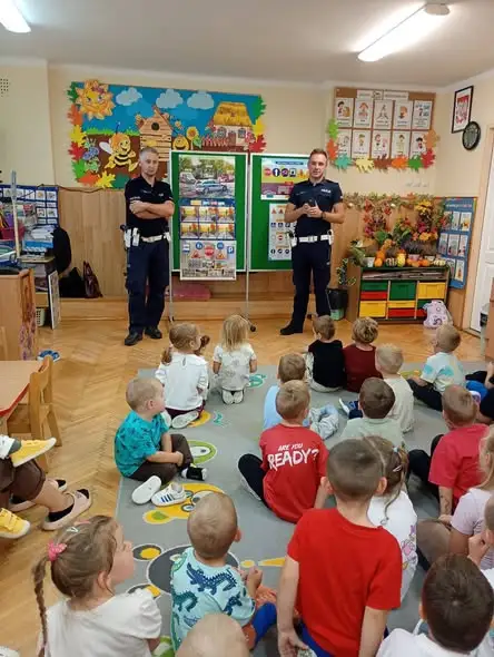Policjanci z wizytą w Przedszkolu nr 1 w Pińczowie – dzieci uczyły się bezpieczeństwa na drodze
