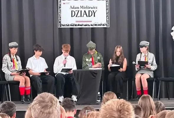 Działoszyce: uczniowie czytali „Dziady” w Narodowym Czytaniu