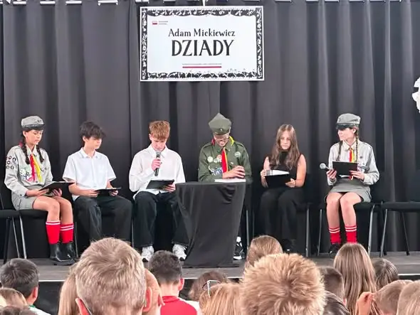 Działoszyce: uczniowie czytali „Dziady” w Narodowym Czytaniu