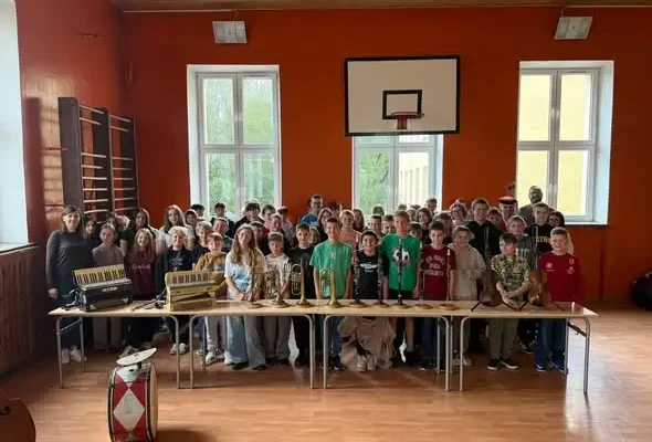 Muzyczna lekcja tradycji – Adam Kocerba odwiedził szkołę