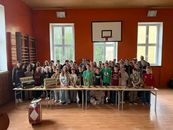 Muzyczna lekcja tradycji – Adam Kocerba odwiedził szkołę