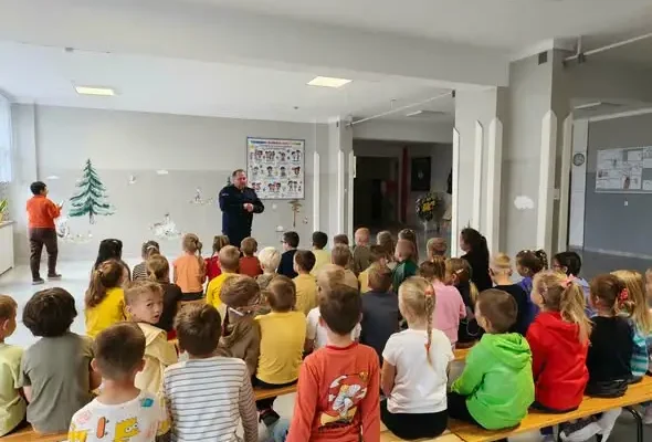 Pierwszy dzień jesieni z policjantem – lekcja bezpieczeństwa dla zerówek w Pińczowie
