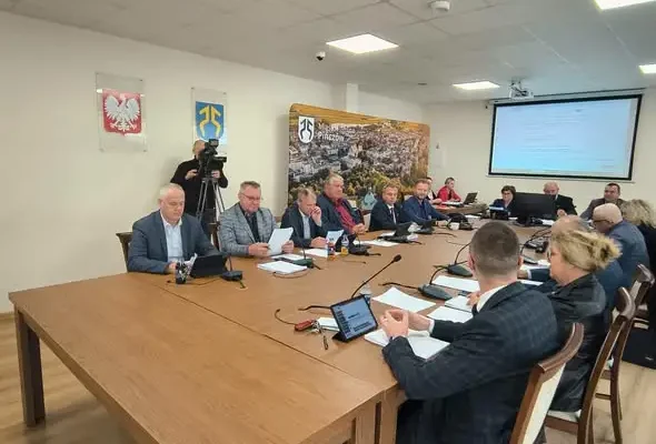 Rada Miejska w Pińczowie obraduje: zmiany w budżecie, oświacie i opieka nad zabytkami