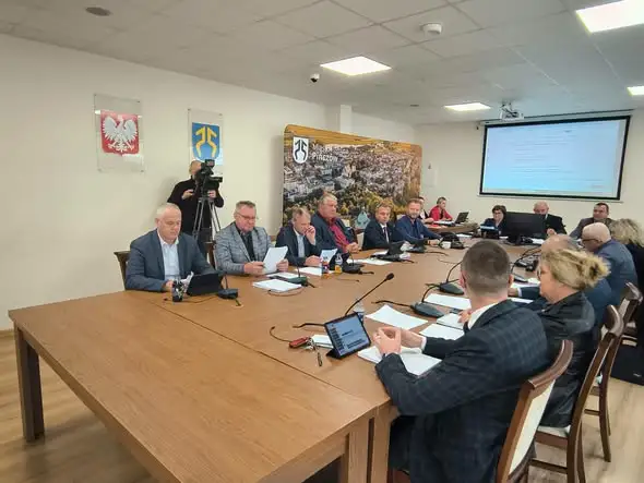 Rada Miejska w Pińczowie obraduje: zmiany w budżecie, oświacie i opieka nad zabytkami