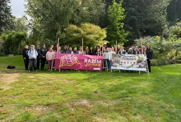 Plener artystyczny w Ogrodzie Na Rozstajach w Młodzawach Małych