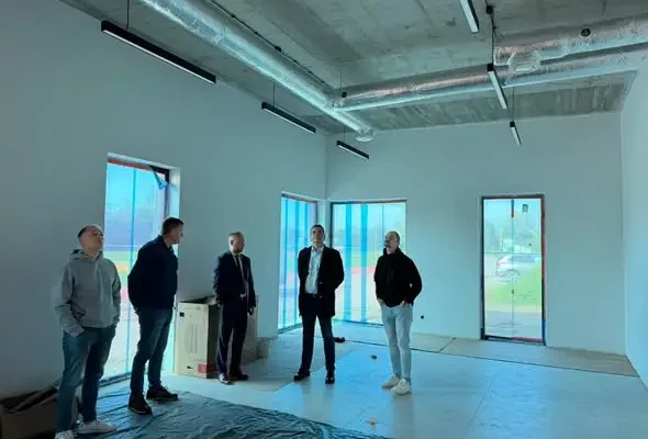 Nowy budynek sportowy na stadionie w Działoszycach nabiera kształtu