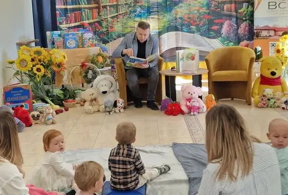 Głośne czytanie w bibliotece w Złotej – maluszki ze żłobka „Pszczółka” w krainie wierszy