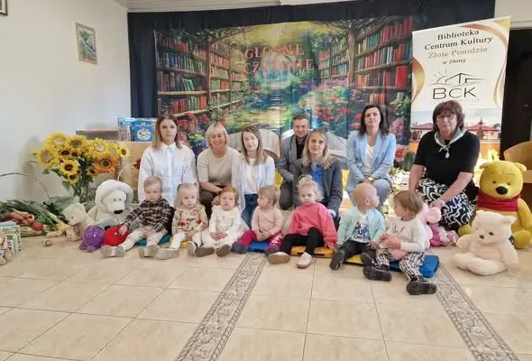 Głośne czytanie w Złotej: maluszki ze żłobka „Pszczółka” w krainie wierszy