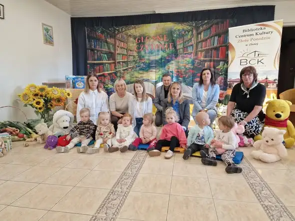 Głośne czytanie w Złotej: maluszki ze żłobka „Pszczółka” w krainie wierszy