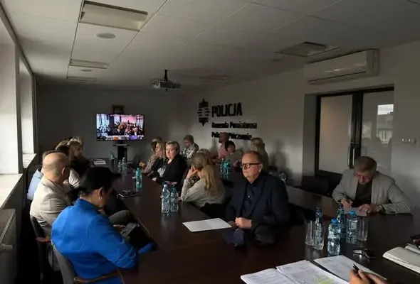 Bezpieczeństwo w szkołach powiatu pińczowskiego: policja, samorząd i kuratorium łączą siły
