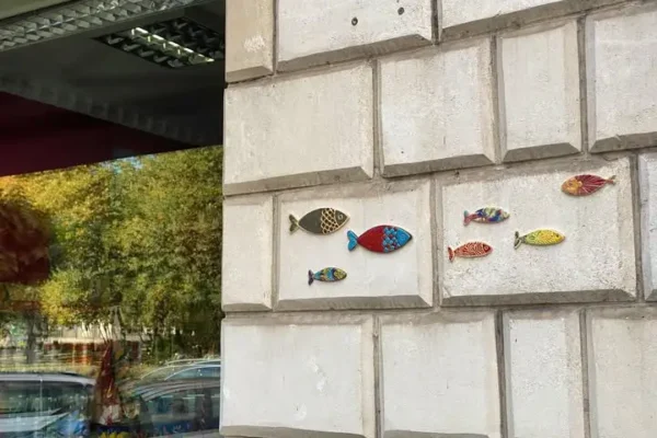 Ceramiczne rybki w Pińczowie – kultura wypływa w miasto