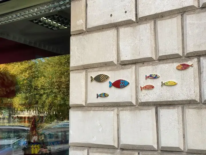 Ceramiczne rybki w Pińczowie – kultura wypływa w miasto