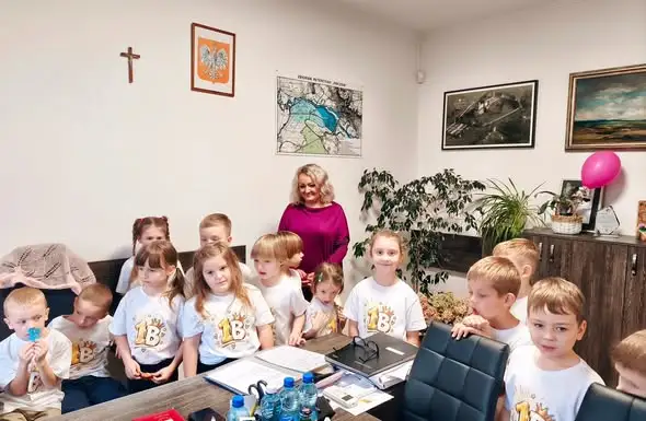 Pierwszoklasiści z Pińczowa odwiedzili urząd miejski i… rozruszali urzędników