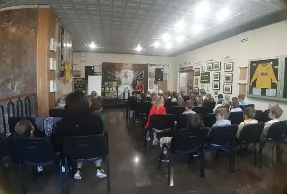 Pińczów: przedszkolaki uczyły się oswajać emocje podczas spotkania z pisarką Anną Paszkiewicz
