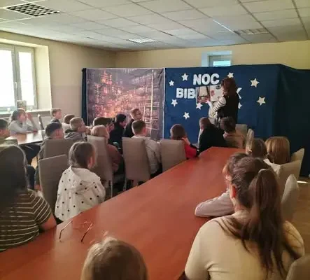Noc Bibliotek w Michałowie: uczniowie klasy III świętowali z wiewiórkami