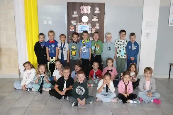 Dzień Muszki i Krawata w szkole – elegancko, kolorowo i bez pytania