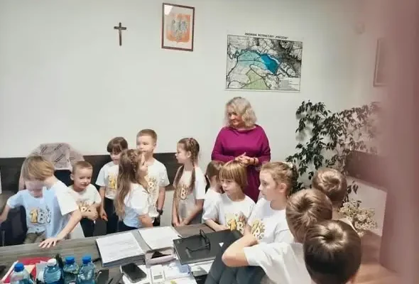 Pierwszaki z Pińczowa odwiedziły urząd miejski i bibliotekę