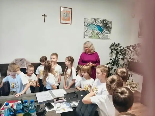 Pierwszaki z Pińczowa odwiedziły urząd miejski i bibliotekę