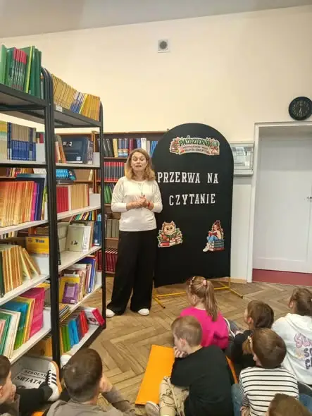 „Przerwa na czytanie” w bibliotece szkolnej – uczniowie sięgnęli po książki