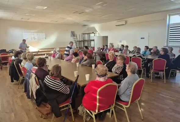 Seniorzy ze Złotej uczyli się, jak przetrwać blackout. Warsztaty w remizie OSP