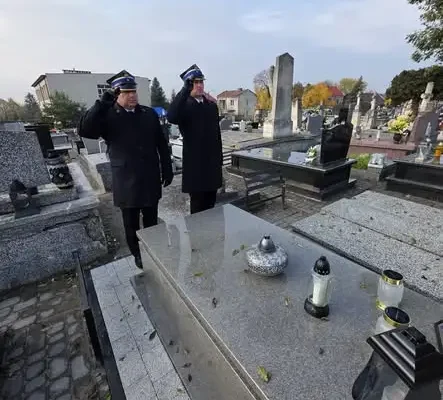 Strażacy z Pińczowa oddali hołd zmarłym kolegom przed Dniem Wszystkich Świętych