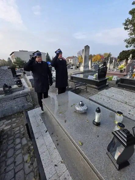 Strażacy z Pińczowa oddali hołd zmarłym kolegom przed Dniem Wszystkich Świętych